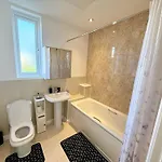 3 Bedroom House With Free Parking *