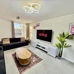 3 Bedroom House With Free Parking Casa de Férias *