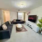 3 Bedroom House With Free Parking