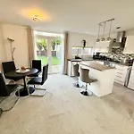 3 Bedroom House With Free Parking Casa de Férias