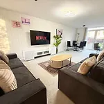 3 Bedroom House With Free Parking Casa de Férias *