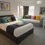 Luxury - Pick A - Free Parking & Kitchen Access, Near Etihad Stadium, The Coop Live & Piccadilly Station, Pansiyon *