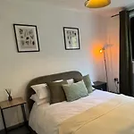 The Secret Garden Retreat With Hot Tub Manchester