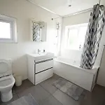 Spacious 3 Bed Airport Free Parking アパート *