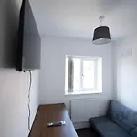 Spacious 3 Bed Airport Free Parking