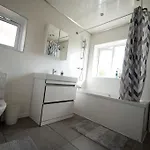 Spacious 3 Bed Airport Free Parking *