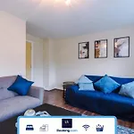 Large 3 Bed House Sleeps 7 By Host A 別荘