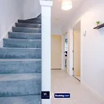 別荘 Large 3 Bed House Sleeps 7 By Host A *