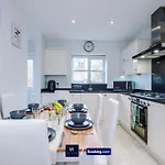 別荘 Large 3 Bed House Sleeps 7 By Host A *