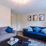 Large 3 Bed House Sleeps 7 By Host A 別荘