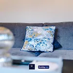 Large 3 Bed House Sleeps 7 By Host A マンチェスター