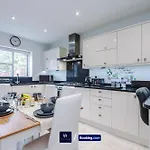 別荘 Large 3 Bed House Sleeps 7 By Host A マンチェスター