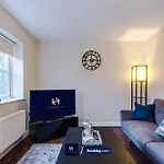 Large 3 Bed House Sleeps 7 By Host A 別荘