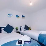 Large 3 Bed House Sleeps 7 By Host A *