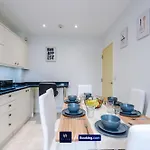 Large 3 Bed House Sleeps 7 By Host A マンチェスター