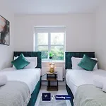 別荘 Large 3 Bed House Sleeps 7 By Host A