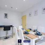 Large 3 Bed House Sleeps 7 By Host A * マンチェスター