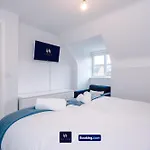 Large 3 Bed House Sleeps 7 By Host A *