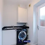 Large 3 Bed House Sleeps 7 By Host A マンチェスター