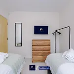 別荘 Large 3 Bed House Sleeps 7 By Host A