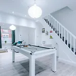 Daire Sleeps 6, Pool Table, Free Parking, Perfect For Groups, Long Term Disc *
