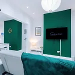 Daire Sleeps 6, Pool Table, Free Parking, Perfect For Groups, Long Term Disc Manchester