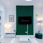 Sleeps 6, Pool Table, Free Parking, Perfect For Groups, Long Term Disc Manchester