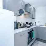 Sleeps 6, Pool Table, Free Parking, Perfect For Groups, Long Term Disc * Manchester