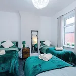 Daire Sleeps 6, Pool Table, Free Parking, Perfect For Groups, Long Term Disc Manchester