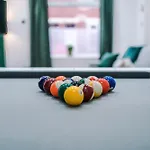 Sleeps 6, Pool Table, Free Parking, Perfect For Groups, Long Term Disc *