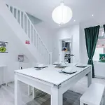 Sleeps 6, Pool Table, Free Parking, Perfect For Groups, Long Term Disc * Manchester