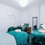 Daire Sleeps 6, Pool Table, Free Parking, Perfect For Groups, Long Term Disc Manchester