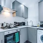 Sleeps 6, Pool Table, Free Parking, Perfect For Groups, Long Term Disc * Manchester