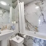 Large 2 Bed 2 Bath * Manchester