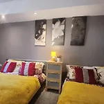 Luxury 2 Bed On River, Wifi, Parking, Garden Apartment Manchester