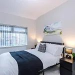 アパート Stylish 3bdr House By Vista Short Lets & Serviced With Free Parking, Pool Table And Ps4 マンチェスター