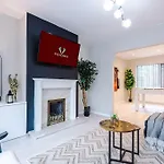 Stylish 3bdr House By Vista Short Lets & Serviced With Free Parking, Pool Table And Ps4 アパート