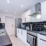 アパート Stylish 3bdr House By Vista Short Lets & Serviced With Free Parking, Pool Table And Ps4 *