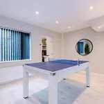 Stylish 3bdr House By Vista Short Lets & Serviced With Free Parking, Pool Table And Ps4 アパート マンチェスター