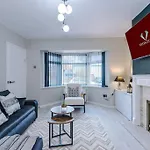 アパート Stylish 3bdr House By Vista Short Lets & Serviced With Free Parking, Pool Table And Ps4 マンチェスター