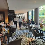 Spacious Homely Near Ao Arena And Shopping Centre With 500mbps Internet & Netflix Manchester