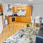 Cozy - 2 Beds, Sleeps 5, Free Parking! Apartment
