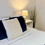 Apartment Cozy - 2 Beds, Sleeps 5, Free Parking!
