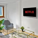 Cozy - 2 Beds, Sleeps 5, Free Parking! * Manchester