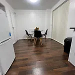 New Getaway House With 2 Free Parking * Manchester