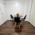 New Getaway House With 2 Free Parking