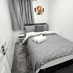 New Getaway House With 2 Free Parking Apartment