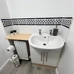 Apartment New Getaway House With 2 Free Parking