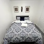 New Getaway House With 2 Free Parking Apartment *
