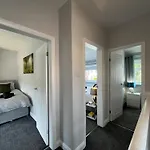 Modern 3-bed Stay-away-home Sleeps 6 Nr